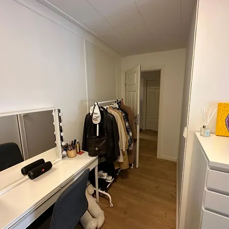 Sjarmerende Bolig Like Ved Togstasjonen Берген